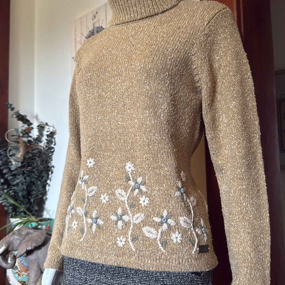NWT size small Northern Reflections Turtleneck Sweater with Floral Embroidery